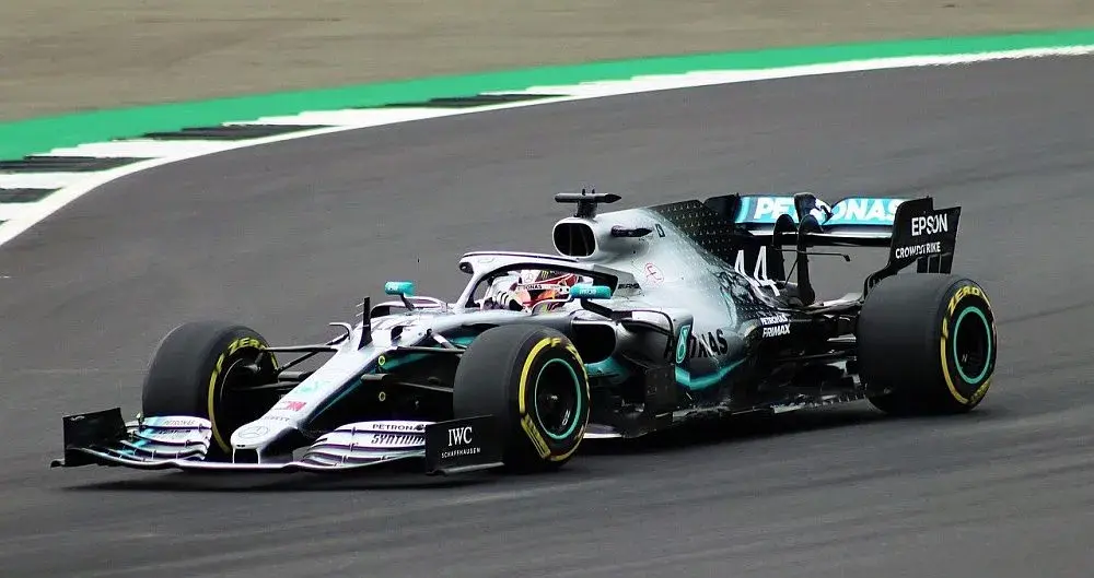 Formuła 1 na pilota: poznaj wymagania fizyczne i ścieżkę kariery