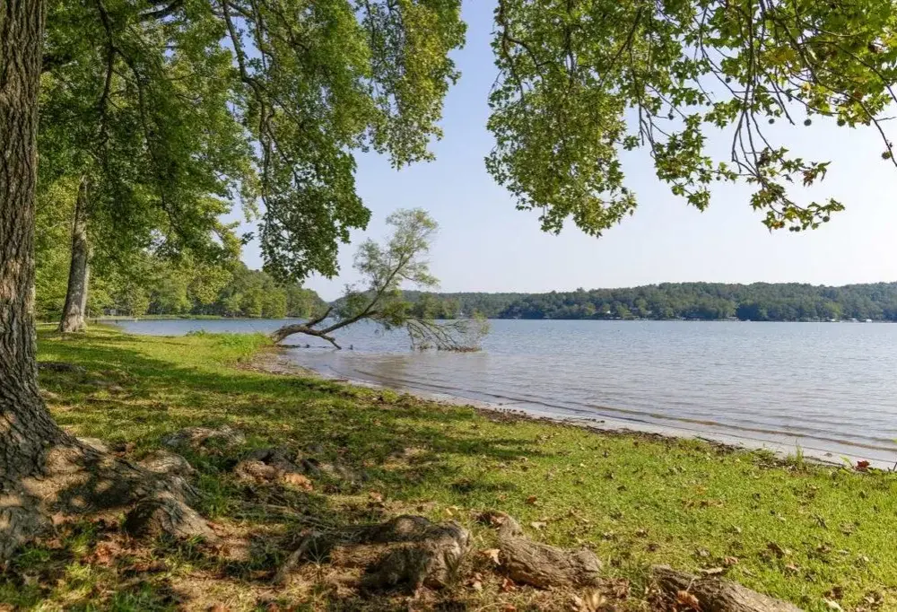 Działka nad jeziorem z linią brzegową warmińsko-mazurskie – idealna inwestycja