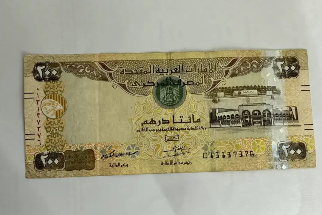 Waluta AED - co to jest? Dirham ZEA, kurs i praktyczne porady