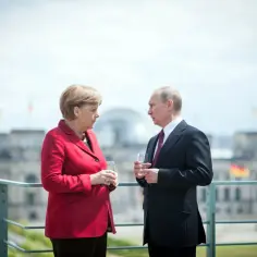 Angela Merkel i Władimir Putin rozmawiają na tle Reichstagu. Czy to początek rozmów o tym, kto jest najpotężniejszym państwem świata?