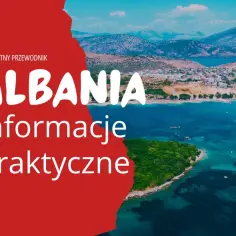 Kompletny przewodnik po Albanii: informacje praktyczne, czego nie wolno, by podróż była udana. Widok na zatokę z miastem i górami w tle.