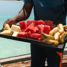Talerz z arbuzem, ananasem i bananami na łodzi. Zastanawiasz się, ile kosztuje obiad na Zanzibarze?