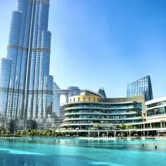 Dubaj ceny w sklepach: nowoczesne centrum handlowe z widokiem na Burdż Chalifę, idealne na zakupy i podziwianie panoramy.