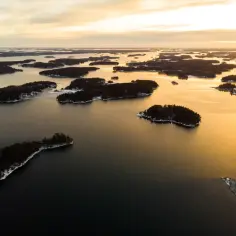Krajobraz archipelagu z licznymi wyspami pokrytymi śniegiem, przypominający kraje, które mają najwięcej wysp.