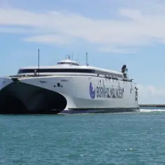 Szybki prom "Express 1" Bornholmslinjen, który może pomóc w ustaleniu, ile kosztuje prom na Bornholm.