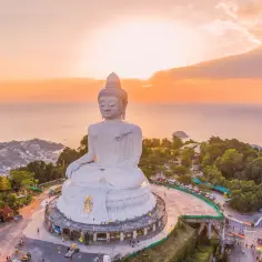 Wielki Budda na wzgórzu, idealne miejsce, by zastanowić się, kiedy jechać na Phuket. Zachód słońca nad morzem.