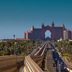 Droga do najdroższego hotelu w Dubaju, monumentalnego Atlantis The Palm, z widokiem na jego charakterystyczny łuk.
