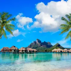 Rajskie domki na wodzie, palmy i góry – tak wygląda Bora Bora.