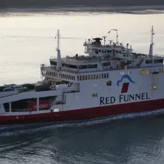 Prom Red Funnel z samochodami na pokładzie, płynący po wodzie. Zastanawiasz się, ile kosztuje prom do Anglii?