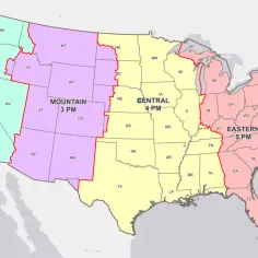 Mapa USA z podziałem na strefy czasowe: Pacyficzną (2 PM), Górską (3 PM), Centralną (4 PM) i Wschodnią (5 PM). Różnica czasu między Polską a USA wynosi od 6 do 9 godzin.