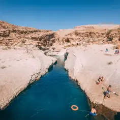 Wadi Shab w Omanie, idealne miejsce na ochłodę. Kiedy najlepiej jechać do Omanu? W chłodniejszych miesiącach, od października do kwietnia.