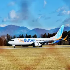 Samolot linii Flydubai na pasie startowym, gotowy do lotu. Marzysz o podróży? Sprawdź bilety lotnicze do Dubaju!