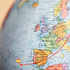 Mapa świata z zaznaczoną trasą z Polski na Wyspy Kanaryjskie, pokazującą, gdzie leżą wyspy kanaryjskie.