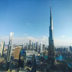 Widok z lotu ptaka na Dubaj, z dominującym Burdż Chalifa i innymi drapaczami chmur.