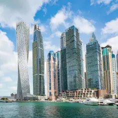 Nowoczesne wieżowce w Dubaju, luksusowe jachty i turkusowa woda. Zastanawiasz się, ile trwa lot do Dubaju bez przesiadek?