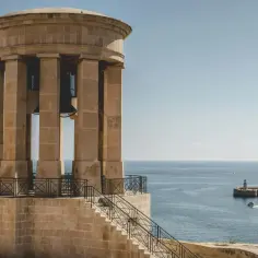 Dzwonnica w Valletcie, Malta. Czy Malta jest w UE? Tak, jest członkiem Unii Europejskiej od 2004 roku.