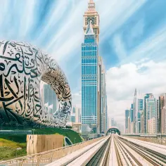 Dubaj Muzeum Przyszłości, futurystyczna budowla z kaligrafią, otoczona drapaczami chmur i torami metra.