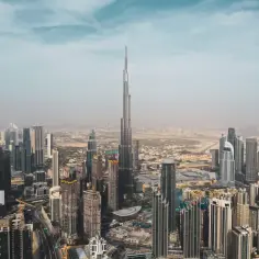 Widok na drapacze chmur w Dubaju, z Burj Khalifa na pierwszym planie. Idealny czas na zwiedzanie to zima, kiedy najlepiej lecieć do Dubaju.