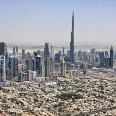 Widok na nowoczesne centrum Dubaju z drapaczami chmur. W tym kosmopolitycznym mieście usłyszysz wiele języków, ale dominującym jest arabski.