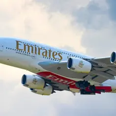 Samolot Emirates wznosi się w powietrze. Zastanawiasz się, jak daleko jest Dubaj od Polski?