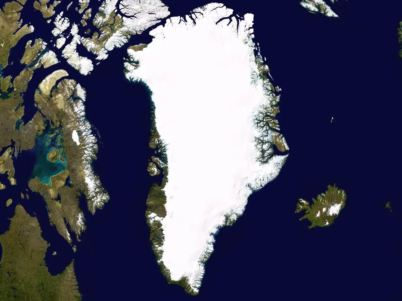 Zielona wyspa Grenlandia i Islandia na tle oceanu. Ile jest wysp na ziemi? To pytanie zadaje sobie wielu, patrząc na te ogromne lądy.