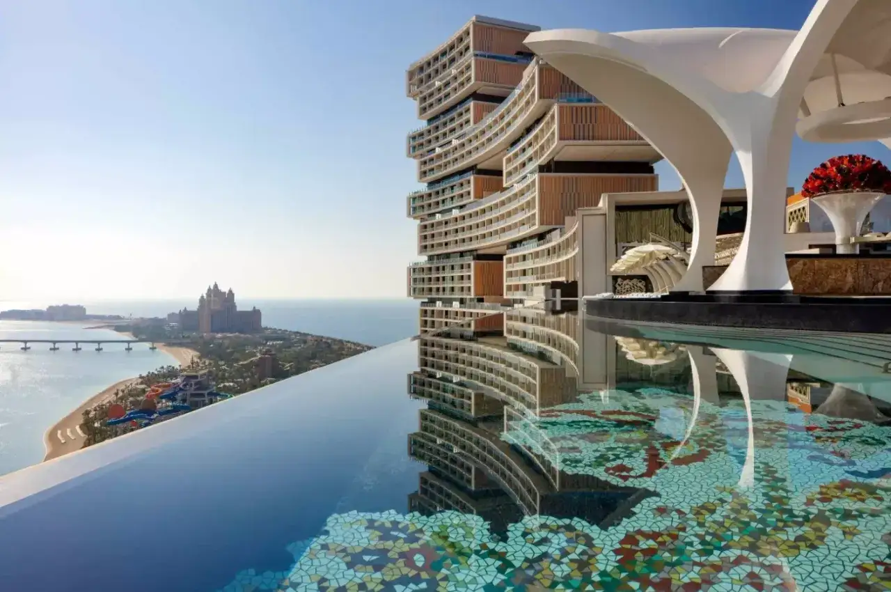 Luksusowy basen z widokiem na archipelag i hotel Atlantis. To musi być najdroższy hotel w Dubaju, oferujący niezapomniane wrażenia.
