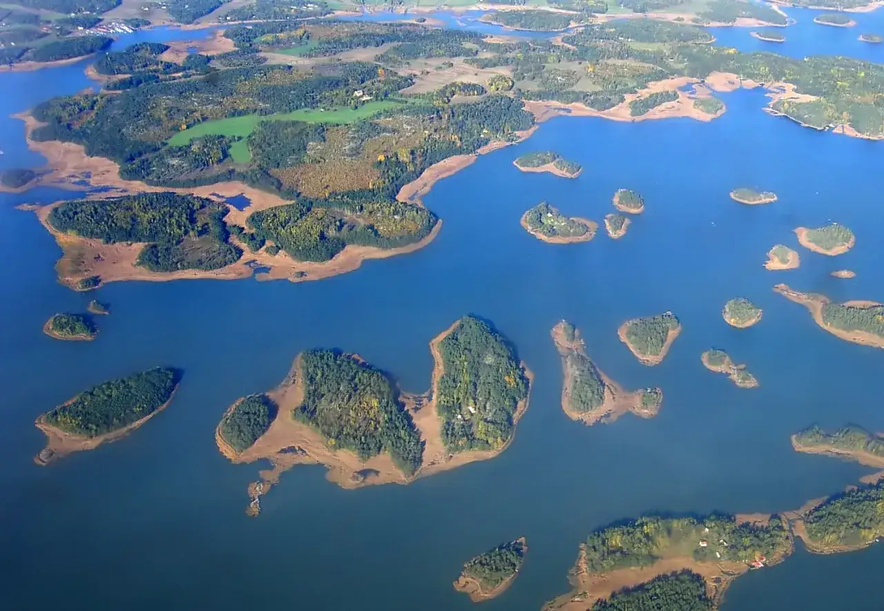 Archipelag z licznymi wyspami i wysepkami, przypominający krajobraz, który mógłby należeć do kraju, który ma najwięcej wysp.