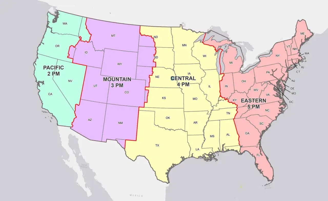 Mapa USA z podziałem na strefy czasowe: Pacyficzną (2 PM), Górską (3 PM), Centralną (4 PM) i Wschodnią (5 PM). Różnica czasu między Polską a USA wynosi od 6 do 9 godzin.