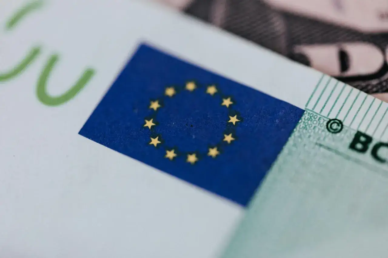 Flaga UE na banknocie euro. Czy wyspy kanaryjskie należą do unii europejskiej? Tak, są częścią Hiszpanii, kraju członkowskiego.