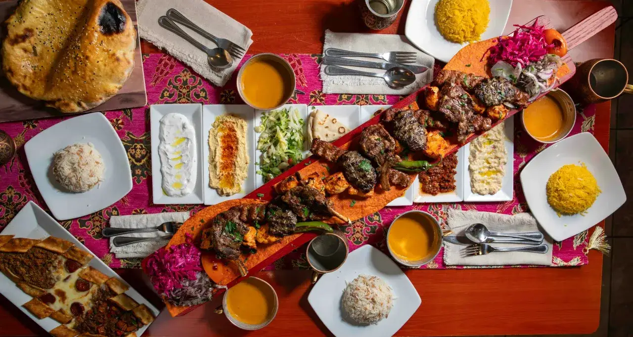 Obiad w Dubaju: bogactwo smaków na stole – grillowane mięsa, ryż, hummus, zupy i pieczywo.