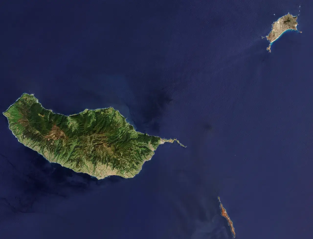 Widok z kosmosu na zieloną wyspę Madera i suchą wyspę Porto Santo.
