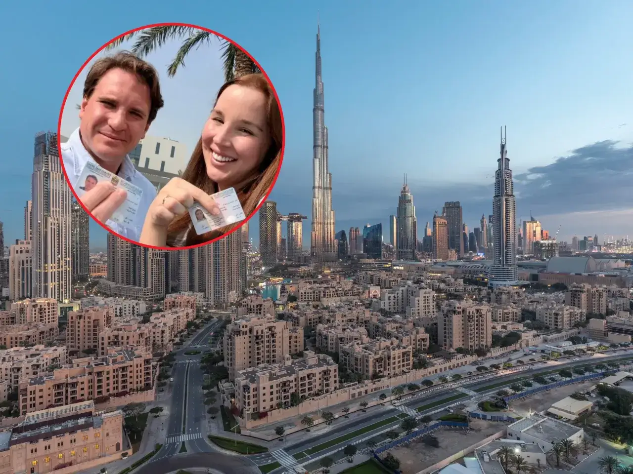 Para z Dubaju pokazuje dokumenty, być może związane z podatkiem w Dubaju. W tle drapacze chmur.