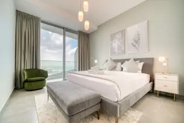Elegancka sypialnia z widokiem na Dubaj. Zastanawiasz się, ile kosztuje mieszkanie w Dubaju?