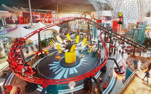 Ferrari World Dubaj? Lokalizacja, bilety, atrakcje - Przewodnik