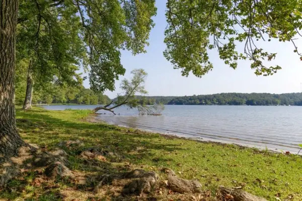 Działka nad jeziorem z linią brzegową warmińsko-mazurskie – idealna inwestycja